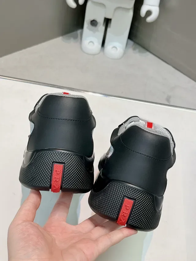 Prada Chaussures Lifestyle Noires et Grises Low-Top en Cuir et Maille Panelées 7