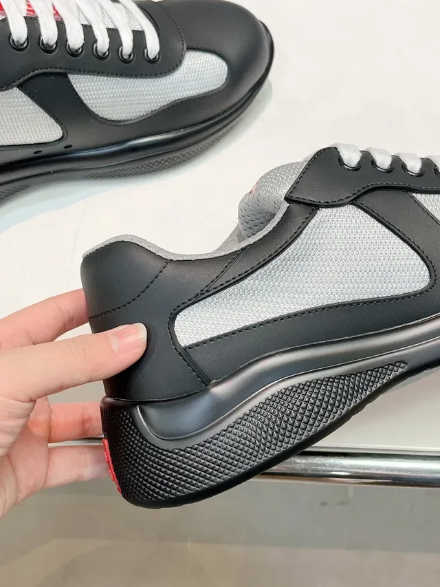 Prada Chaussures Lifestyle Noires et Grises Low-Top en Cuir et Maille Panelées 8