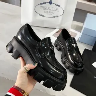 Prada جلد أسود لامع كعب سميك مع مسامير ليوفر