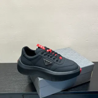 Prada Cloudbust حذاء رياضي أسود وأحمر