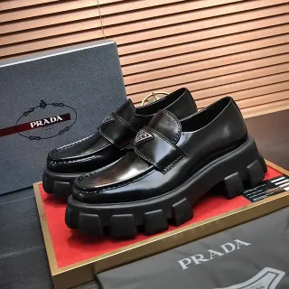 Prada Cloudbust مكاسين سوداء من الجلد اللامع