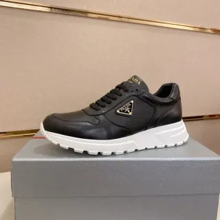 Prada Cloudbust أسود وأبيض جلد ومثقوب علوي شعار مثلثي معدني كاجوال سميك
