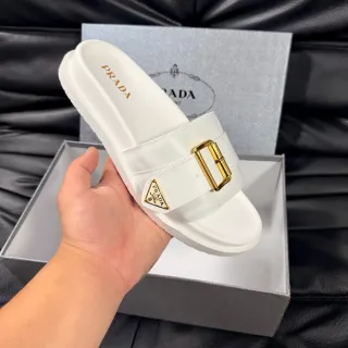 Prada Cloudbust सफेद चमड़े के गोल्ड बकल स्लाइड स्लिपर्स