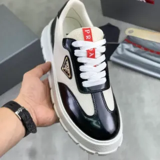 Prada Cloudbust Blanc et Noir Sneakers Lifestyle Semelle Plateforme Épaisse Cuir Verni T-Overlay