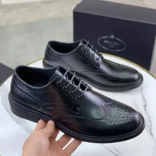 Prada Brogue de ala completa de cuero negro