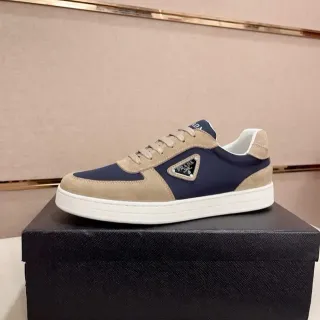 Prada Re-Edition أحذية رياضية بحرية بيج ثنائية اللون سويد ونايلون لوحة شعار مثلثية أسلوب حياة