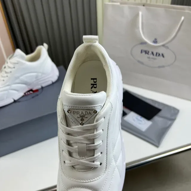 Prada Blancs Beige Sneakers Lifestyle Matelassées Diamant Stitch Tige Chunky Sculpted Sole 3