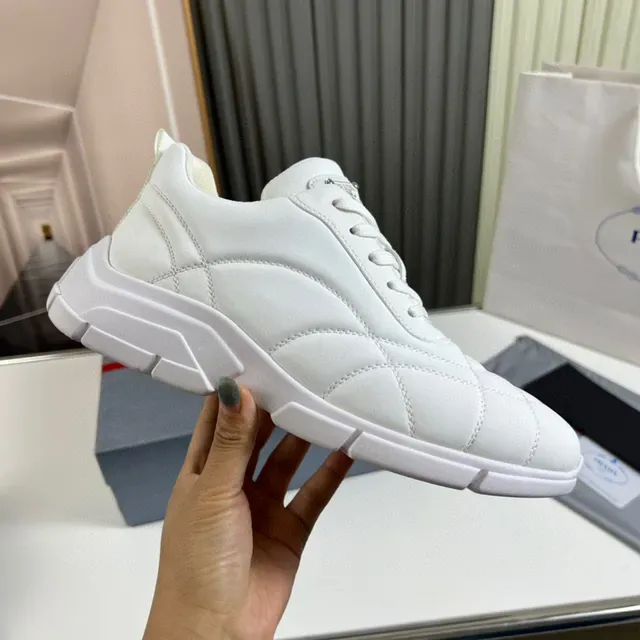Prada Blancs Beige Sneakers Lifestyle Matelassées Diamant Stitch Tige Chunky Sculpted Sole 4