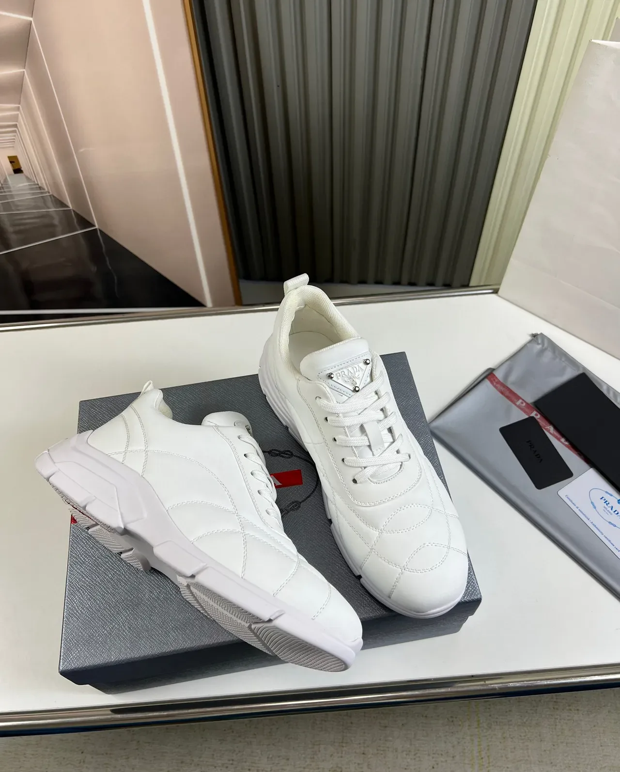 Prada Blancs Beige Sneakers Lifestyle Matelassées Diamant Stitch Tige Chunky Sculpted Sole 5