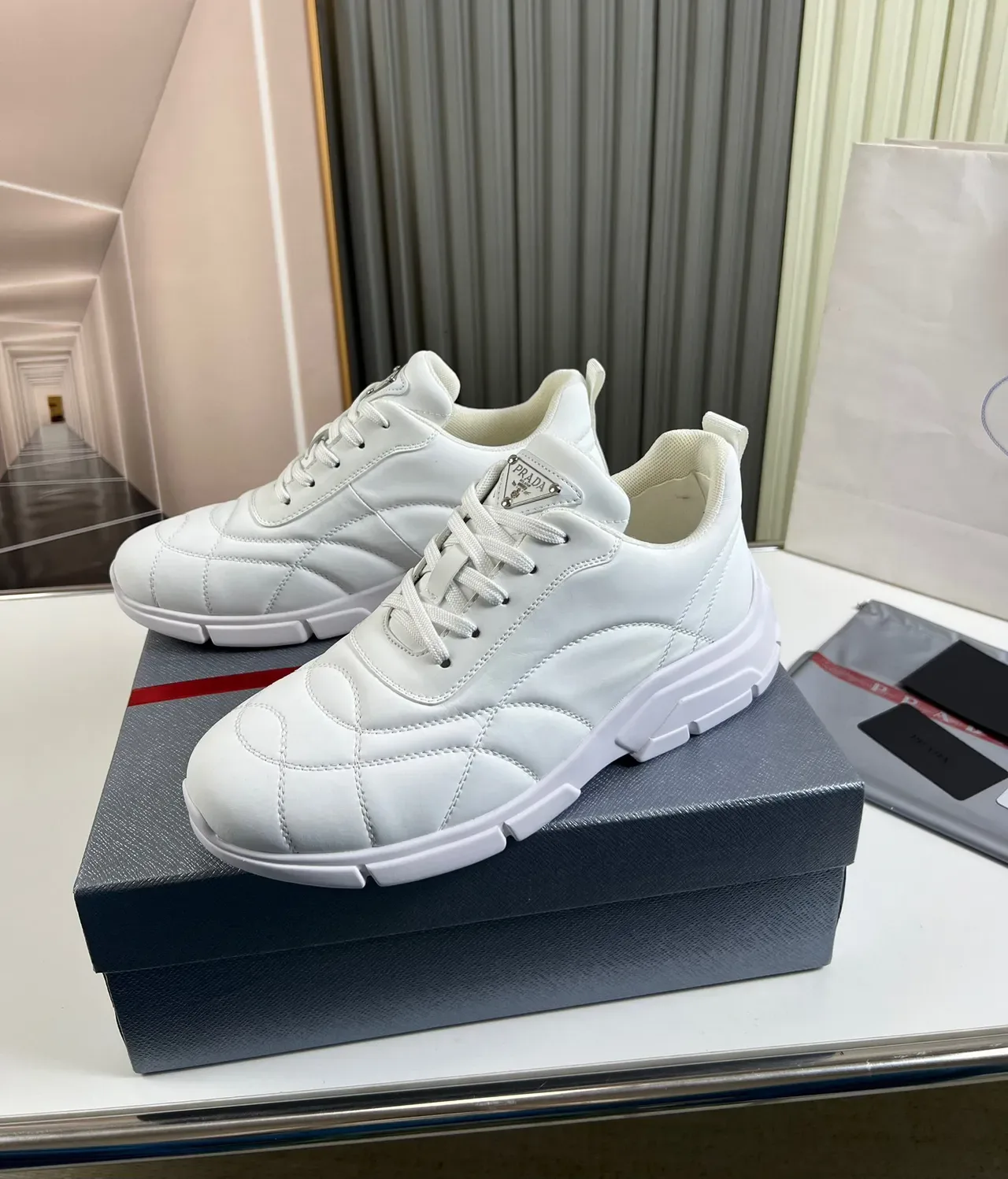Prada Blancs Beige Sneakers Lifestyle Matelassées Diamant Stitch Tige Chunky Sculpted Sole 8