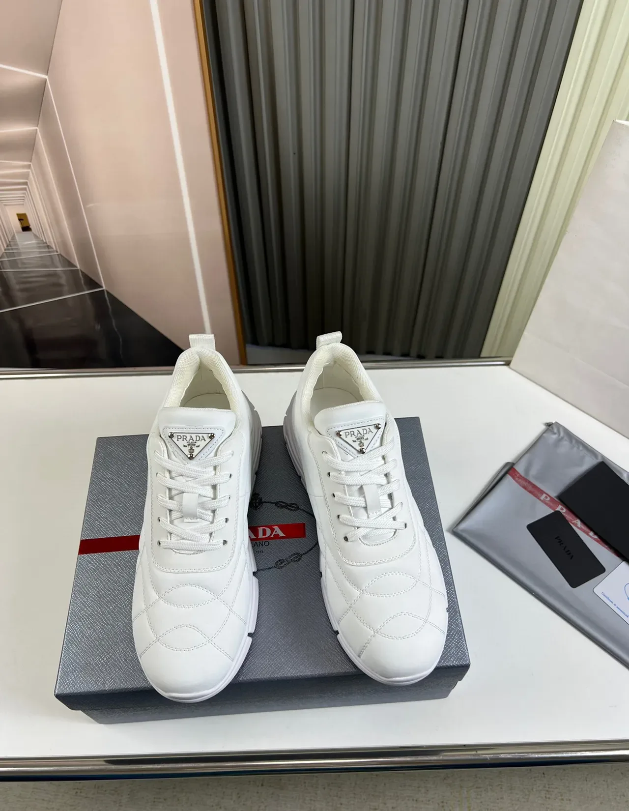 Prada Blancs Beige Sneakers Lifestyle Matelassées Diamant Stitch Tige Chunky Sculpted Sole 9