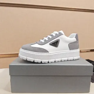 Prada حذاء رياضي سميك أبيض و رمادي ثنائي اللون جلد الغزال والناعم