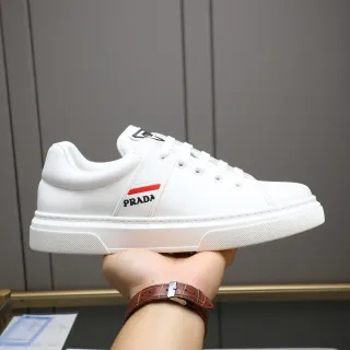Sneakers lifestyle Prada blanc et rouge low top semelle plateforme