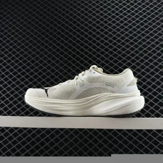 Puma Deviate NITRO 3 Off-White Running Shoes