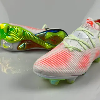 Puma Future Z सफेद बहुरंगी मोजा फिट बुनावट कॉलर उभरी सिंथेटिक ऊपरी कठोर जमीन फुटबॉल जूते