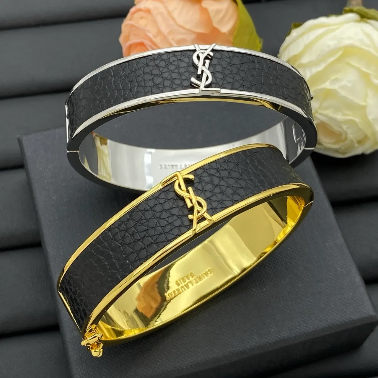 Bracelet Saint Laurent en cuir noir avec monogramme et incrustation d'or 2