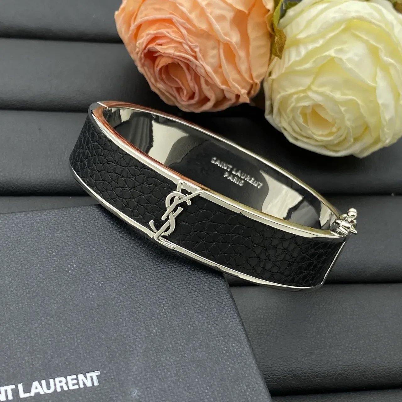 Bracelet Saint Laurent en cuir noir avec monogramme et incrustation d'or 3