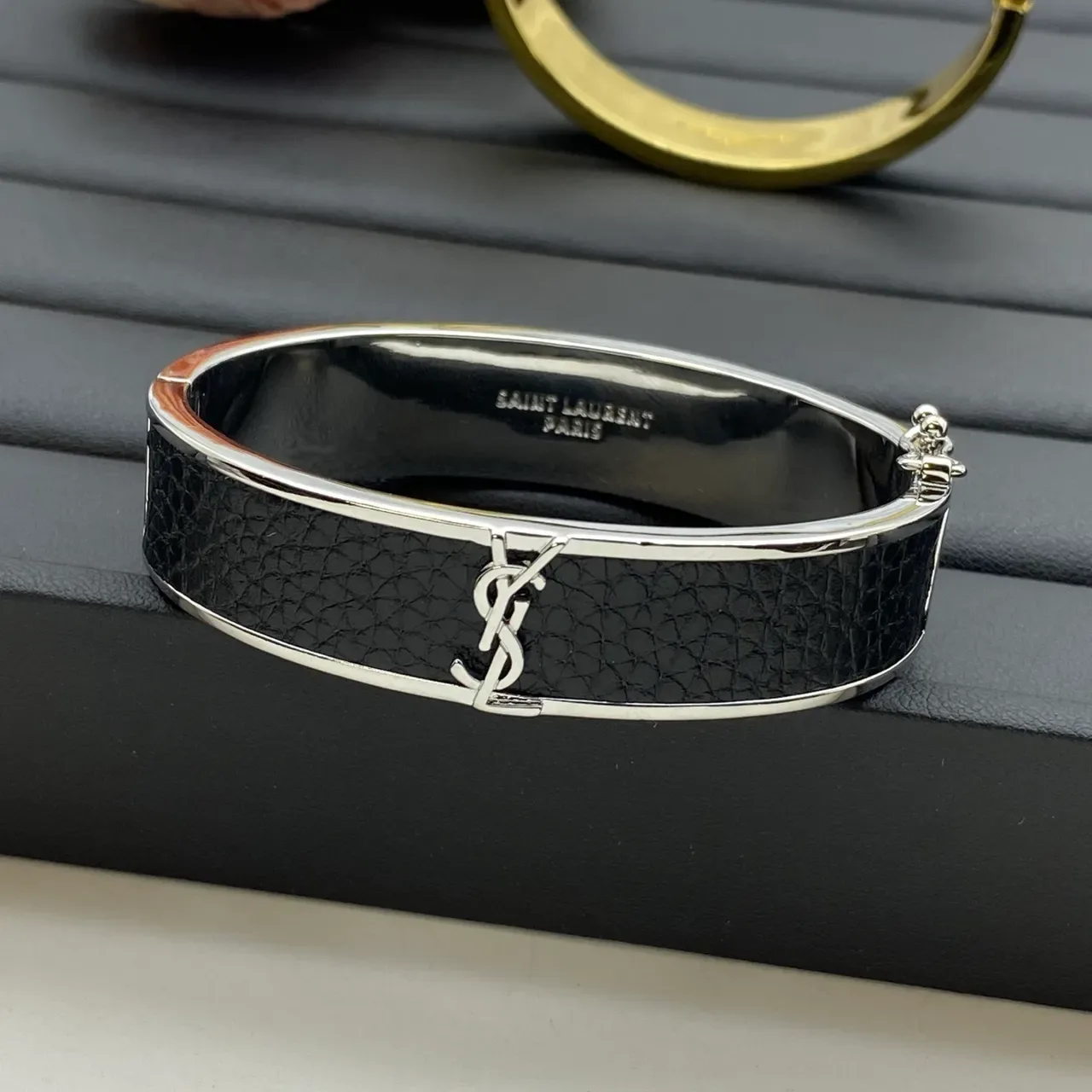 Bracelet Saint Laurent en cuir noir avec monogramme et incrustation d'or 4