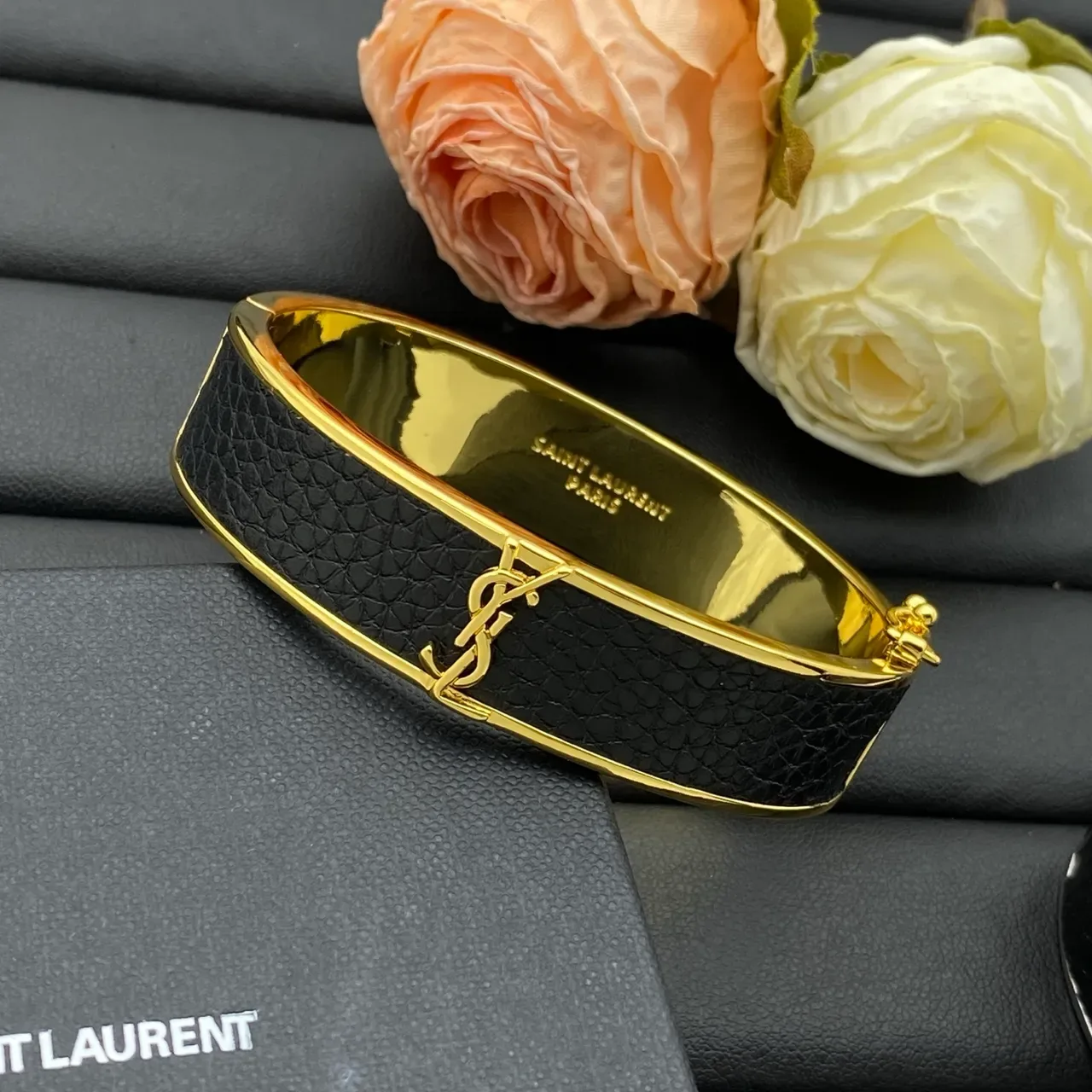 Bracelet Saint Laurent en cuir noir avec monogramme et incrustation d'or 5