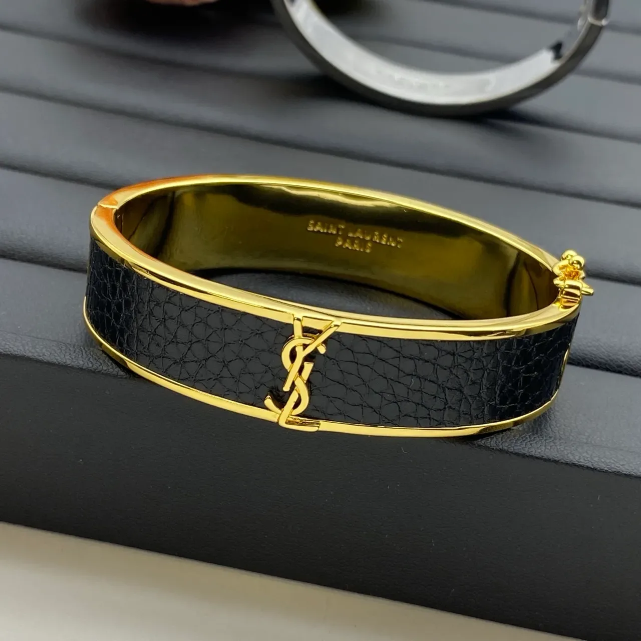 Bracelet Saint Laurent en cuir noir avec monogramme et incrustation d'or 6