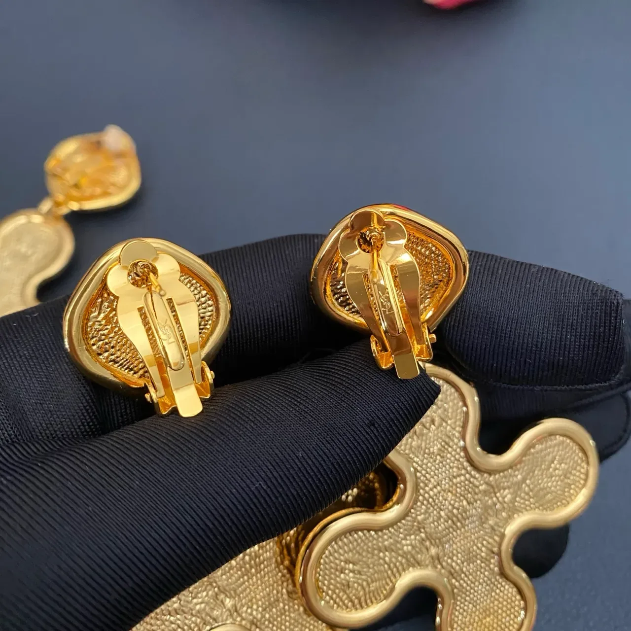 Brincos Saint Laurent Cristal Cruz Cluster Dourado 3
