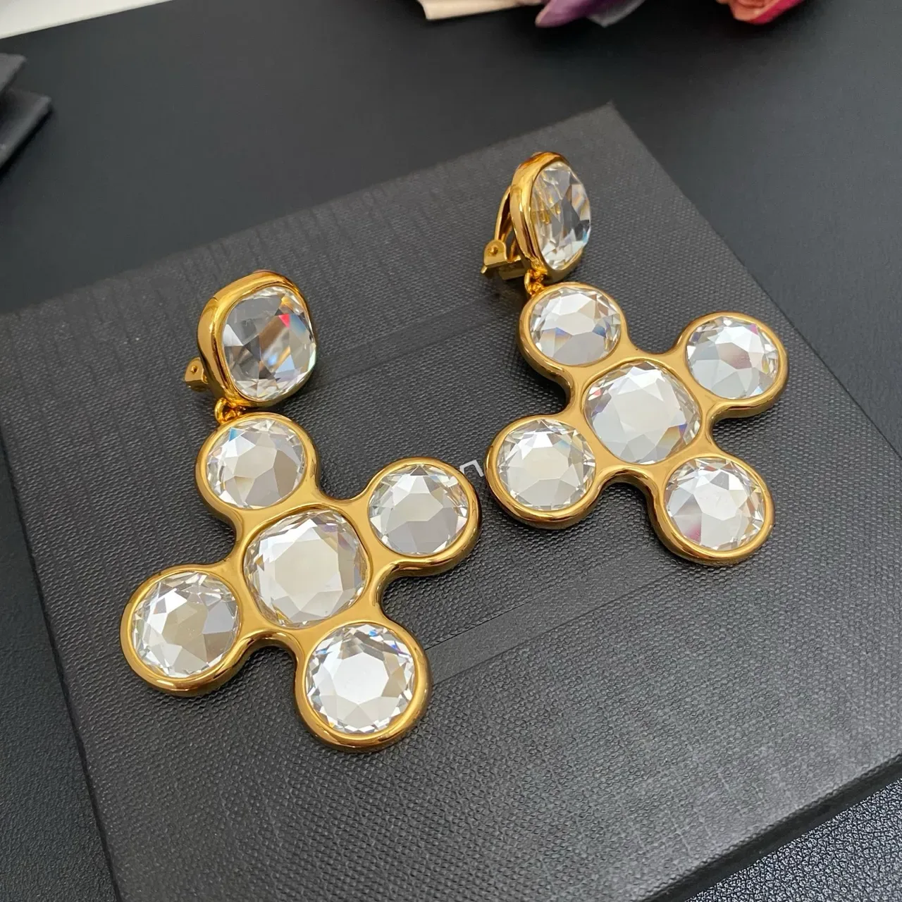 Brincos Saint Laurent Cristal Cruz Cluster Dourado 6