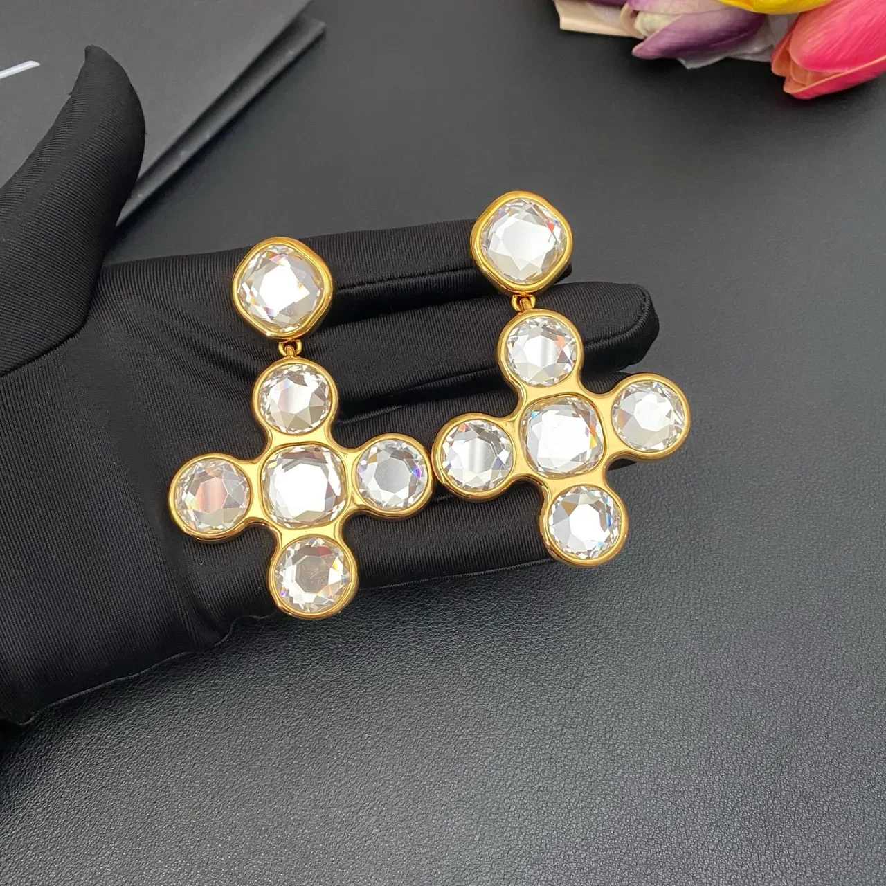 Brincos Saint Laurent Cristal Cruz Cluster Dourado 7
