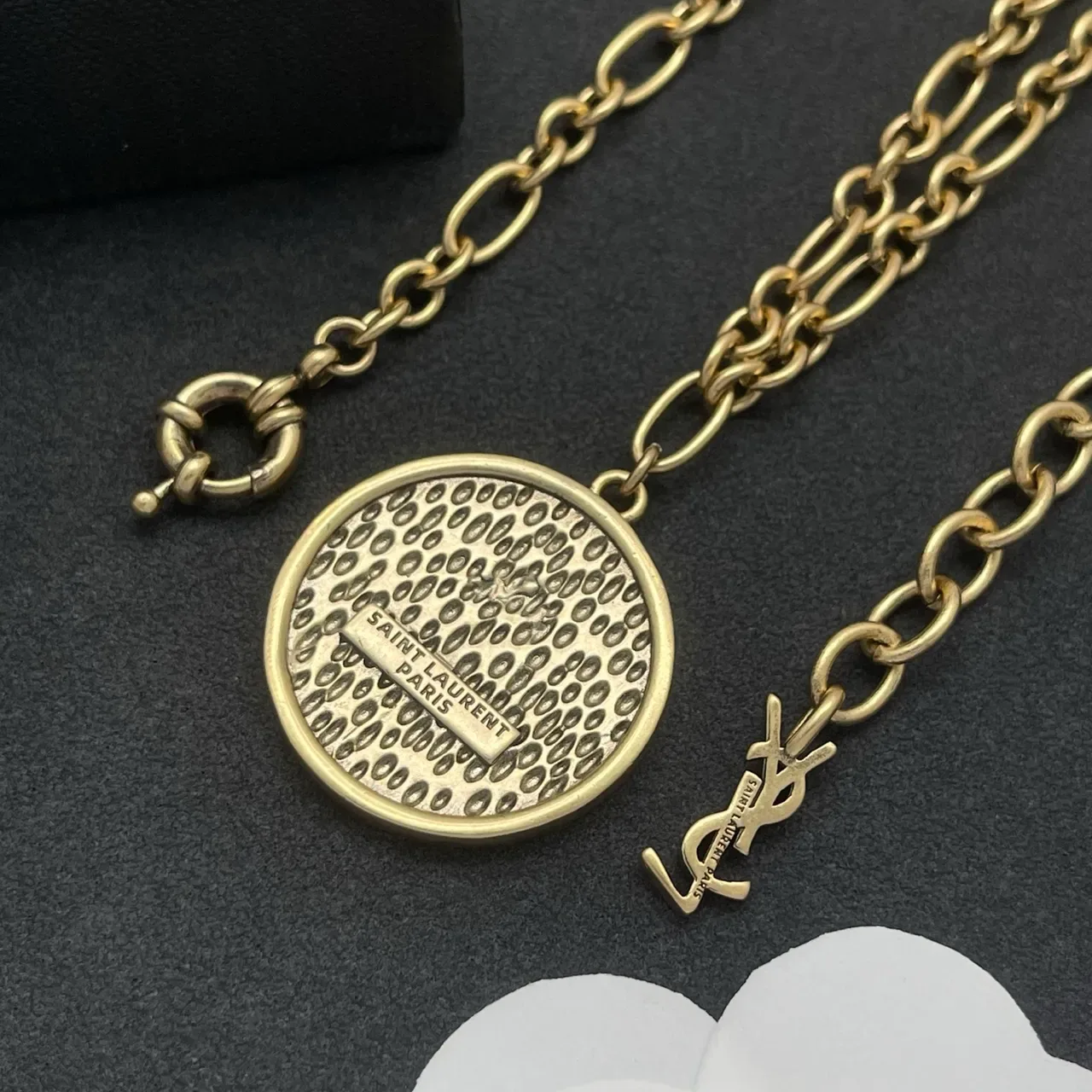 Saint Laurent Collier Chaîne Chunky à Maillons Ovalaires Texturée Circulaire Pendentif en Or et Argent 3
