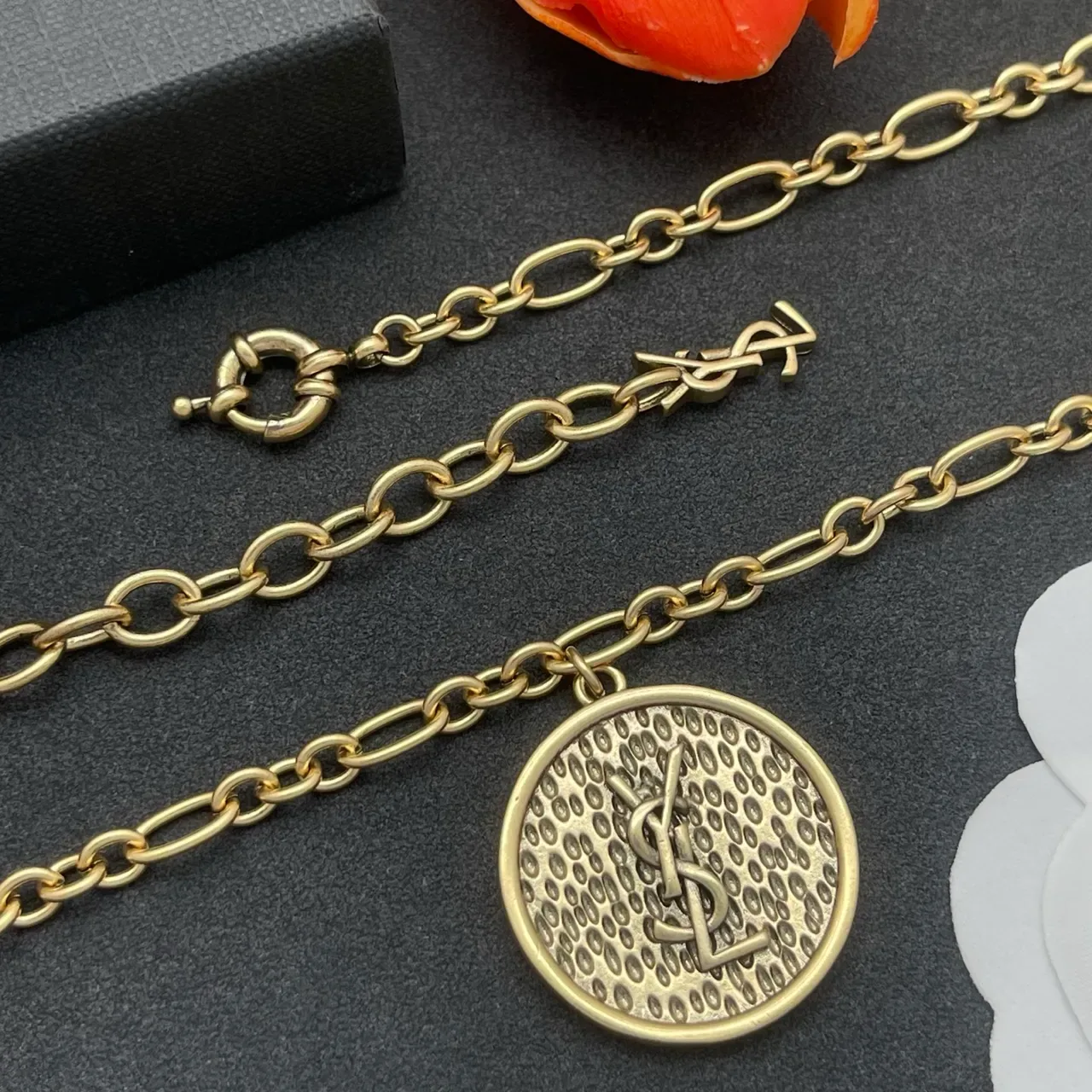 Saint Laurent Collier Chaîne Chunky à Maillons Ovalaires Texturée Circulaire Pendentif en Or et Argent 4