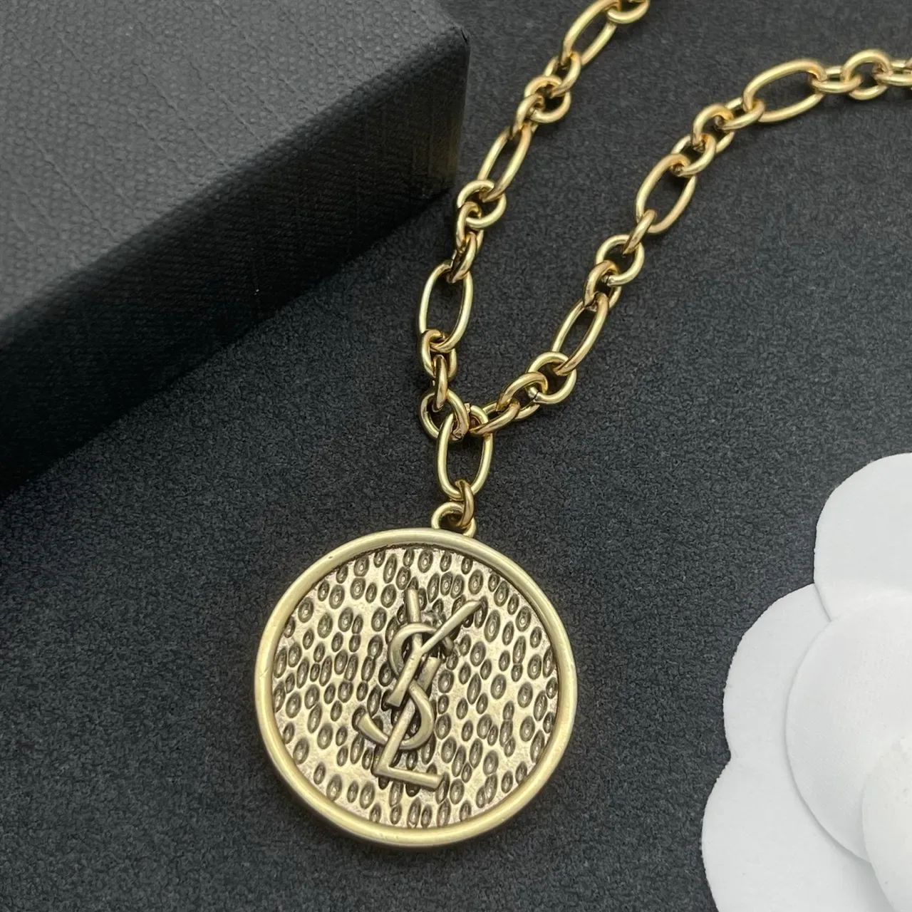 Saint Laurent Collier Chaîne Chunky à Maillons Ovalaires Texturée Circulaire Pendentif en Or et Argent 6