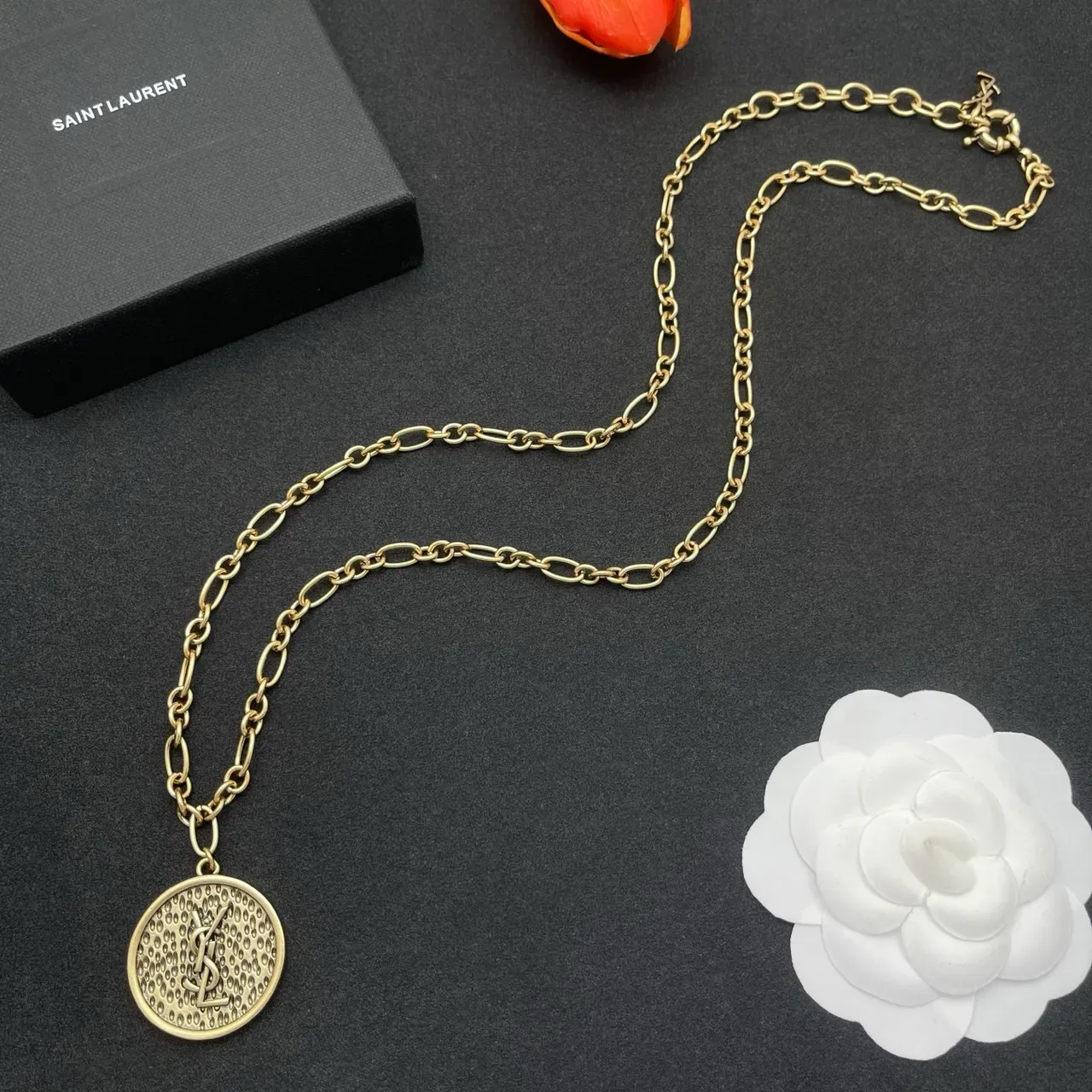 Saint Laurent Collier Chaîne Chunky à Maillons Ovalaires Texturée Circulaire Pendentif en Or et Argent 7