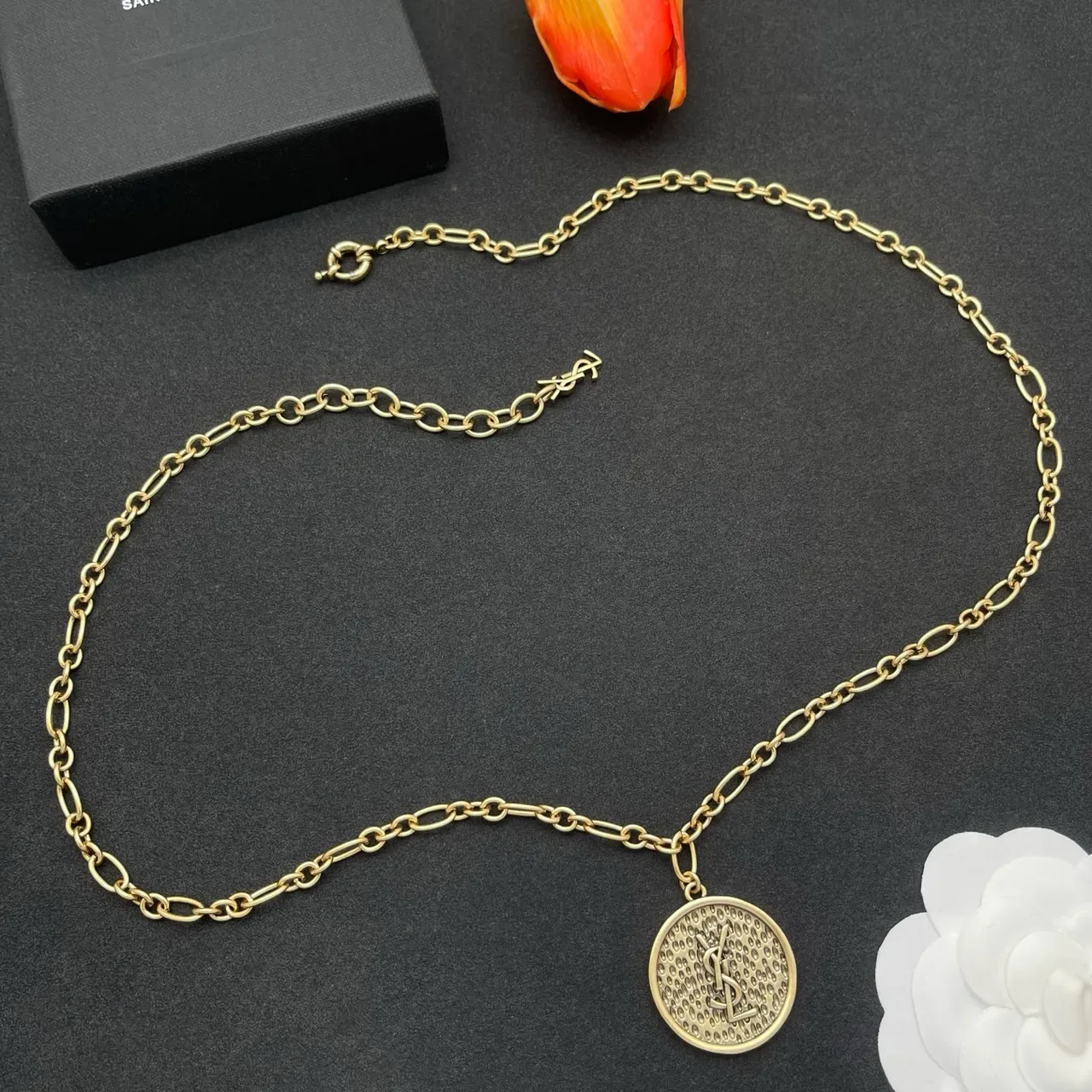 Saint Laurent Collier Chaîne Chunky à Maillons Ovalaires Texturée Circulaire Pendentif en Or et Argent 8