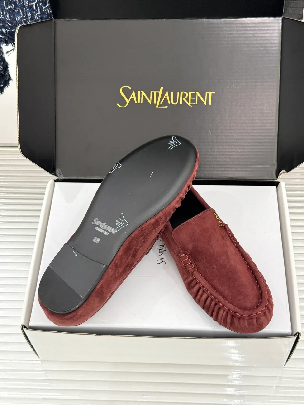 Saint Laurent Loafers en Daim Bordeaux avec Vamp Ruched 2