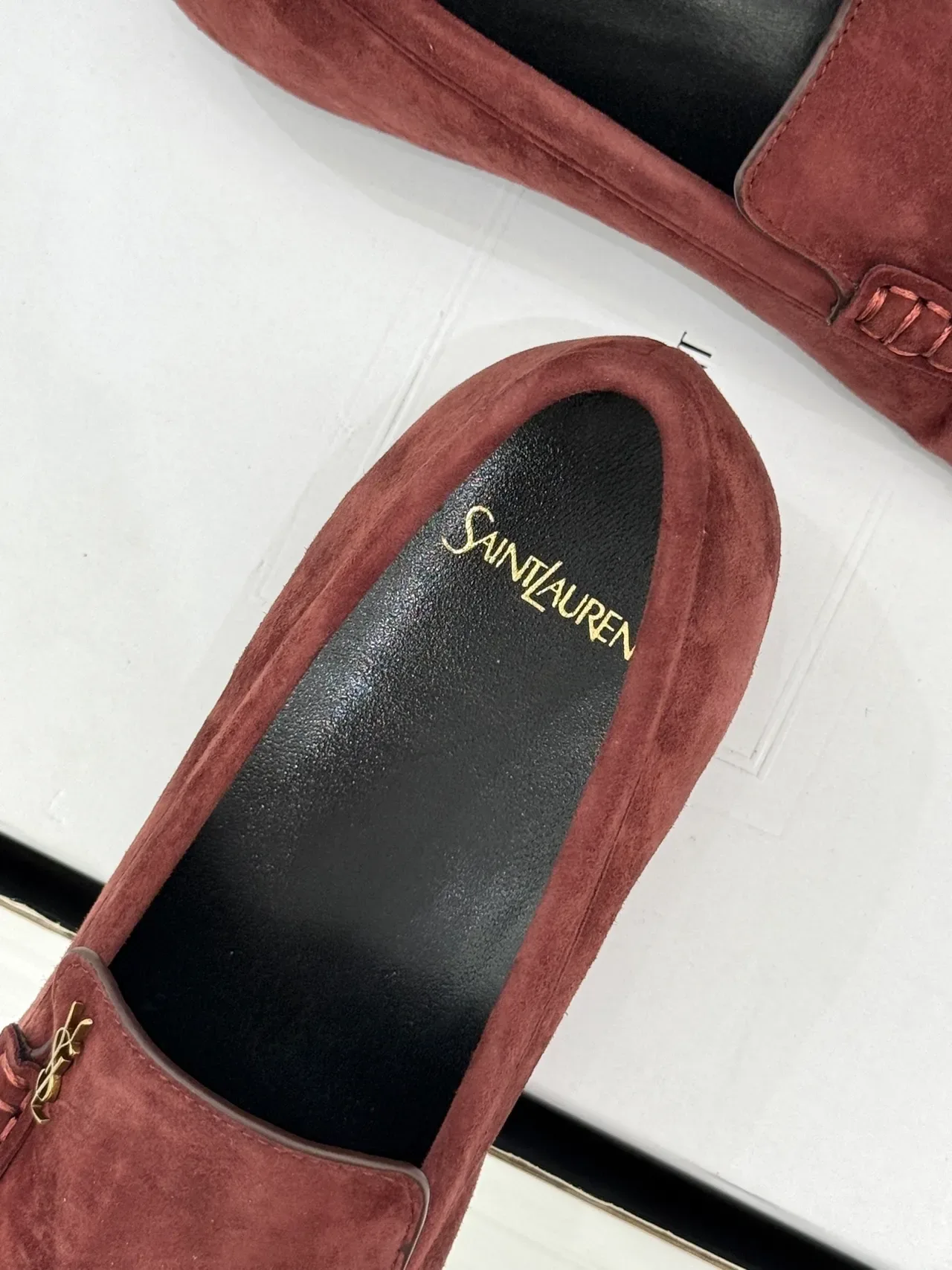 Saint Laurent Loafers en Daim Bordeaux avec Vamp Ruched 3