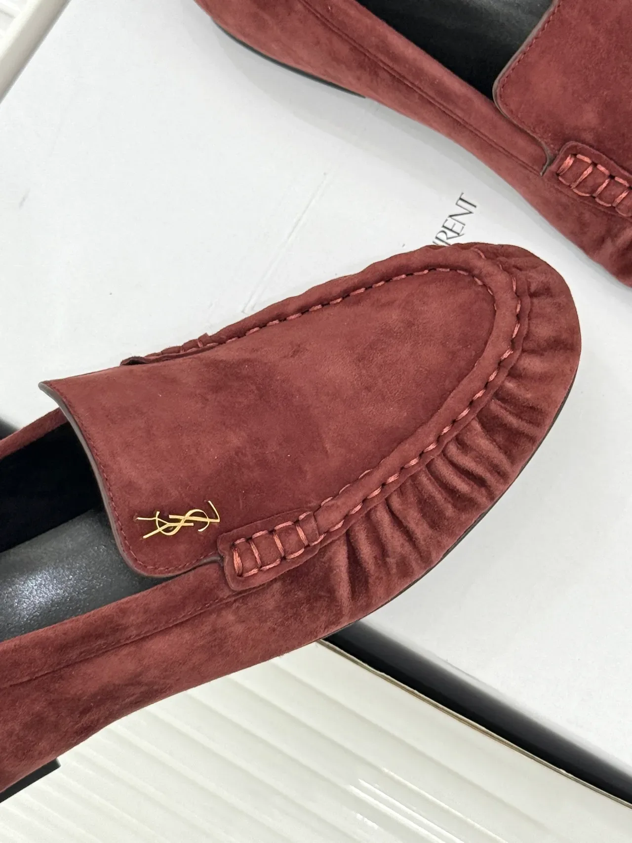 Saint Laurent Loafers en Daim Bordeaux avec Vamp Ruched 4