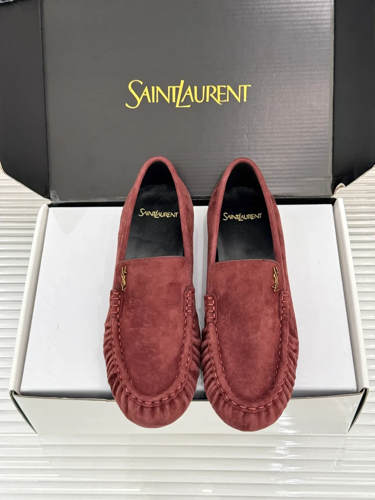 Saint Laurent Loafers en Daim Bordeaux avec Vamp Ruched 5