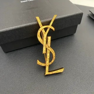 Saint Laurent Monogram ब्रोच सोना काला खोदकर टेक्स्चर्ड फिनिश