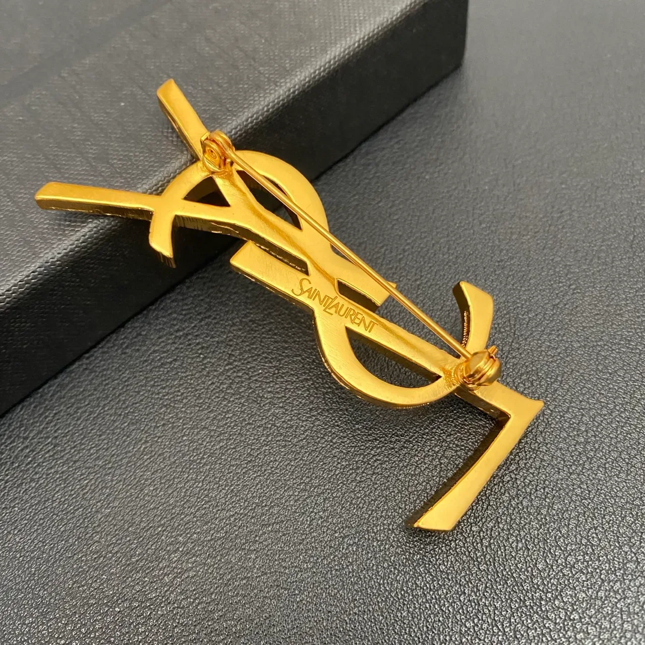 Broche Saint Laurent Monogramme Or Noir Finition Sculptée Texturée 2