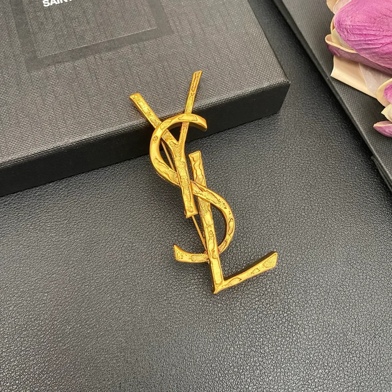 Broche Saint Laurent Monogramme Or Noir Finition Sculptée Texturée 3