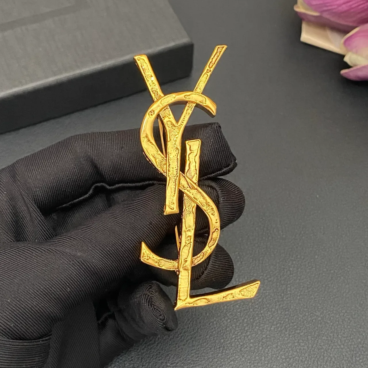Broche Saint Laurent Monogramme Or Noir Finition Sculptée Texturée 4