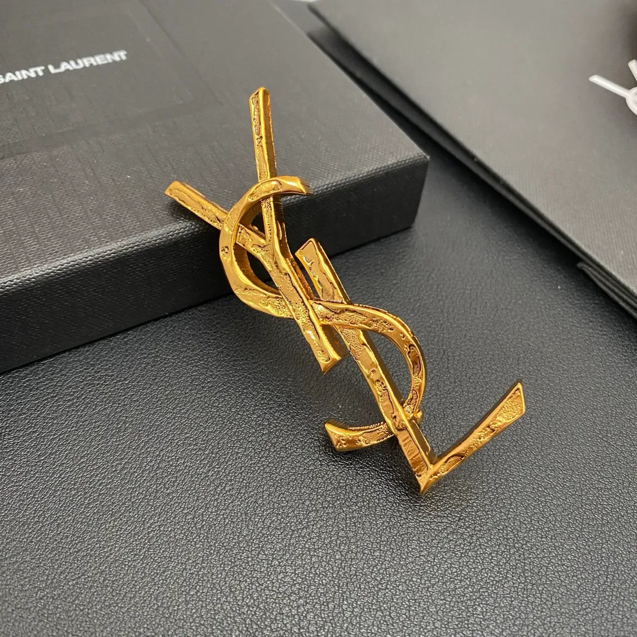 Broche Saint Laurent Monogramme Or Noir Finition Sculptée Texturée 5
