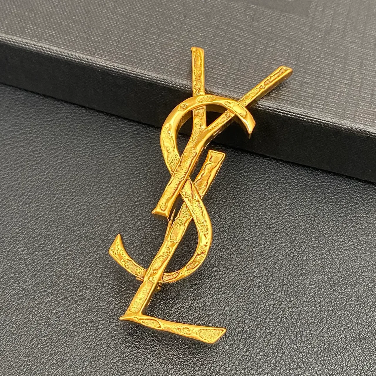 Broche Saint Laurent Monogramme Or Noir Finition Sculptée Texturée 6