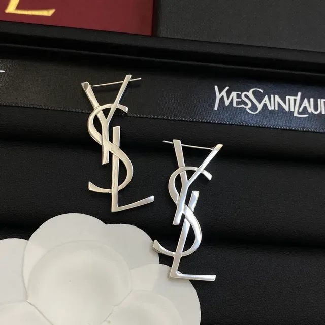 Brincos Saint Laurent Monograma Prata Preto Motivo Aberto de Metal 4