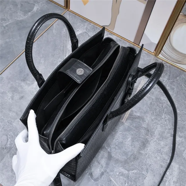 Saint Laurent Sac de Jour Sac tote en cuir noir estampé crocodile 2