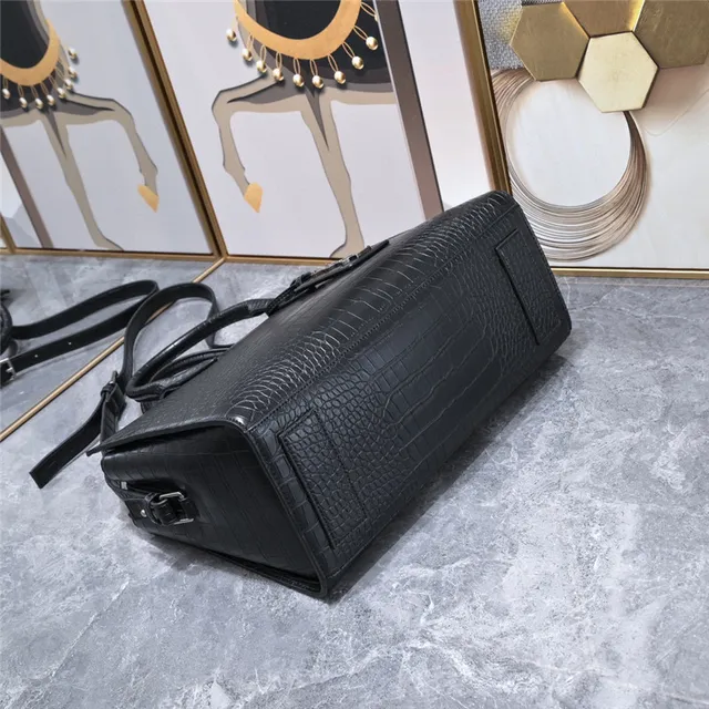Saint Laurent Sac de Jour Sac tote en cuir noir estampé crocodile 5