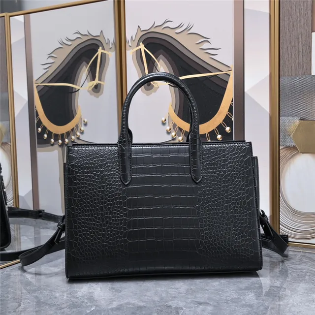 Saint Laurent Sac de Jour Sac tote en cuir noir estampé crocodile 8