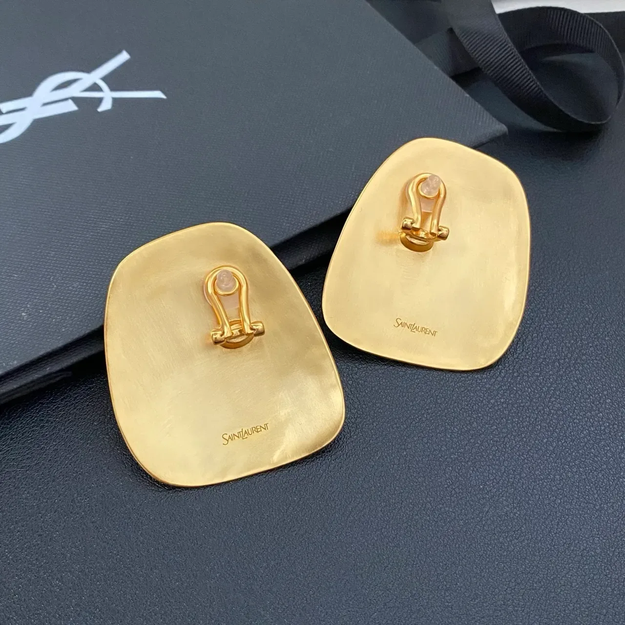 Saint Laurent Boucles d'oreilles sculpturales dorées cabochon noir 4