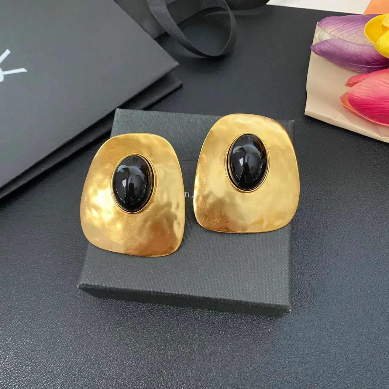 Saint Laurent Boucles d'oreilles sculpturales dorées cabochon noir 5