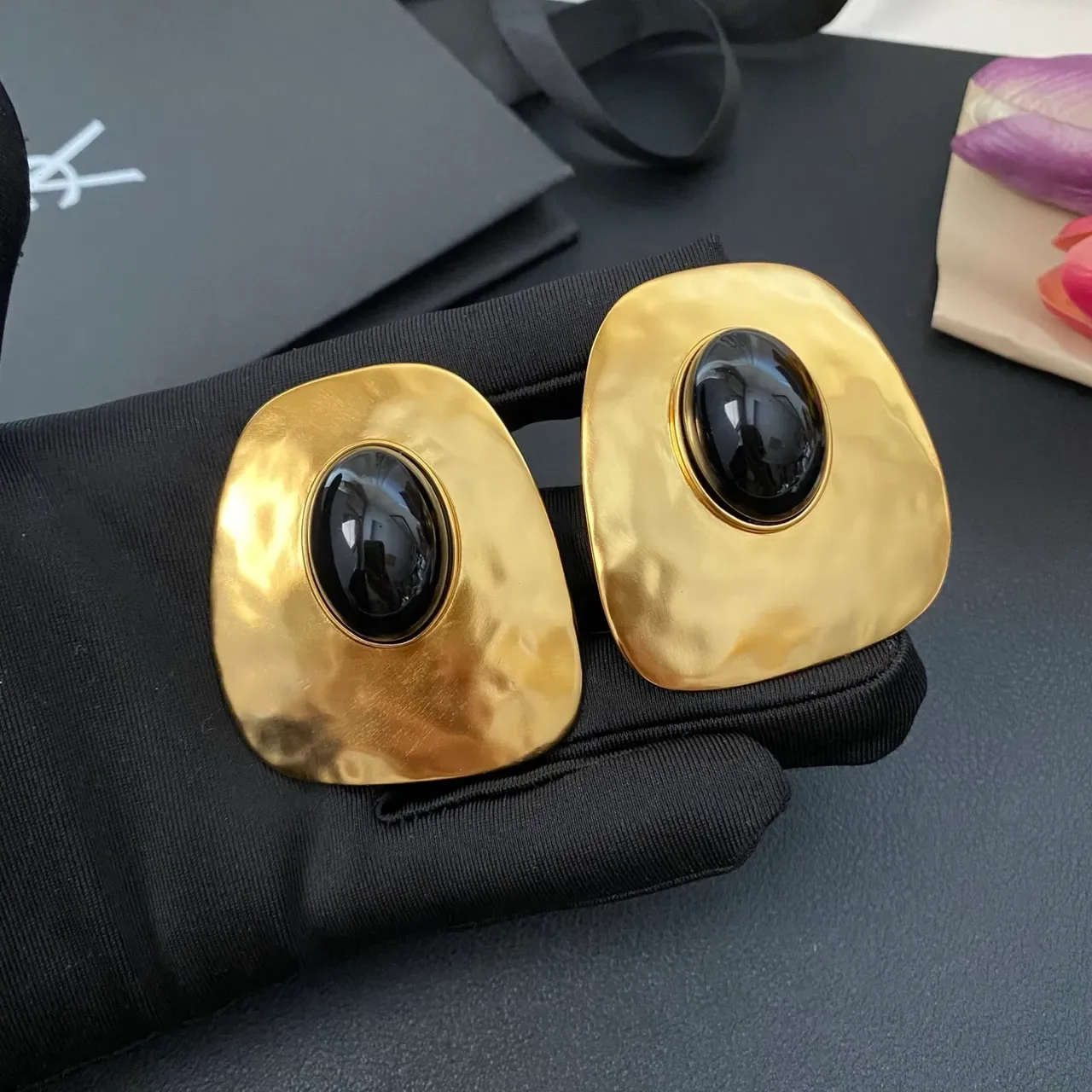 Saint Laurent Boucles d'oreilles sculpturales dorées cabochon noir 6