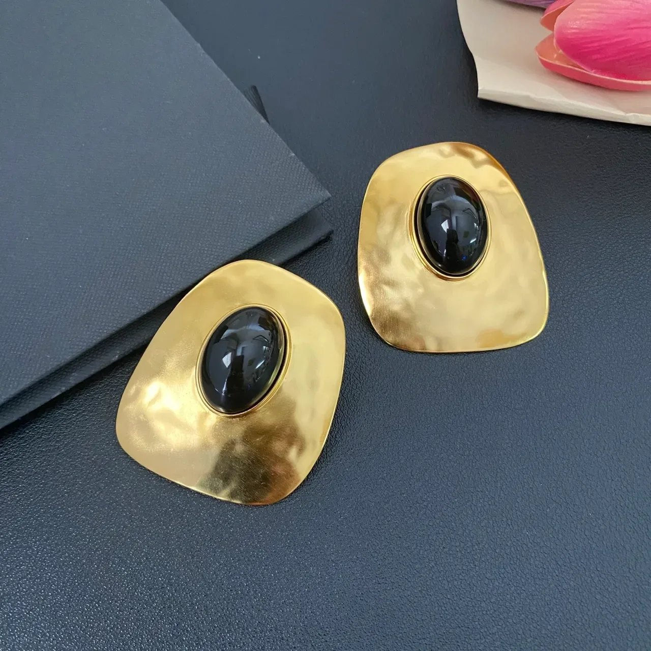 Saint Laurent Boucles d'oreilles sculpturales dorées cabochon noir 7